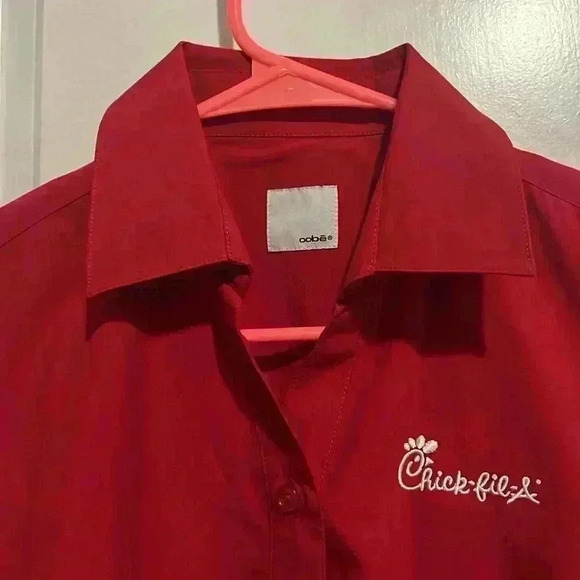 🐄Chick-fil-a size Medium Red button down long sleeve team work shirt like new - Picture 5 of 8
